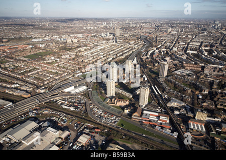 Vue aérienne au nord-est de Westway A40 M à l'ouest de la ligne de chemin de fer Route maisons de banlieue entrepôts tours London W10 W11 W12 Banque D'Images