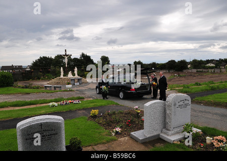 Pompes funèbres à Wicklow Irlande décharger leur corbillard de fleurs dans un cimetière Banque D'Images