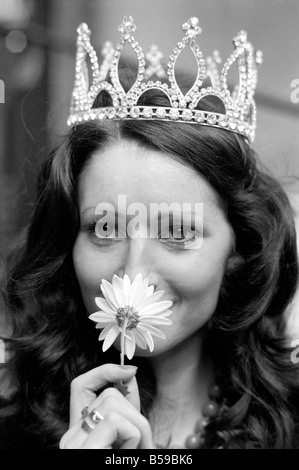 Mlle de beaux yeux 1975. 24 ans, yeux couleur noisette, Penny Hilditch de Nottingham a été choisi Miss beaux yeux à Londres en 1975. Penny Hilditch portant sa couronne après le concours ce matin. Tout en posant avec une fleur elle jock. Mars 1975 75-1711-002 Banque D'Images