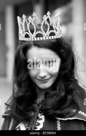 Mlle de beaux yeux 1975. 24 ans, yeux couleur noisette, Penny Hilditch de Nottingham a été choisi Miss beaux yeux à Londres en 1975. Penny Hilditch portant sa couronne après le concours ce matin. Mars 1975 75-1711-004 Banque D'Images