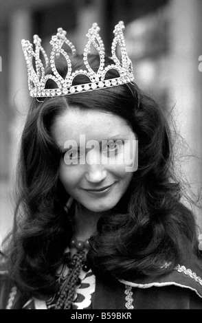 Mlle de beaux yeux 1975. 24 ans, yeux couleur noisette, Penny Hilditch de Nottingham a été choisi Miss beaux yeux à Londres en 1975. Penny Hilditch portant sa couronne après le concours ce matin. Mars 1975 75-1711-006 Banque D'Images