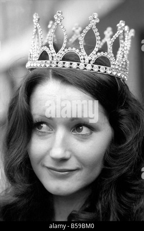 Mlle de beaux yeux 1975. 24 ans, yeux couleur noisette, Penny Hilditch de Nottingham a été choisi Miss beaux yeux à Londres en 1975. Penny Hilditch portant sa couronne après le concours ce matin. Mars 1975 75-1711 Banque D'Images