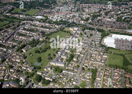 Vue aérienne au nord-est de Friern Barnet Grammar School Friern Retail Park Pont maisons de banlieue New Southgate Barnet London N11 Banque D'Images