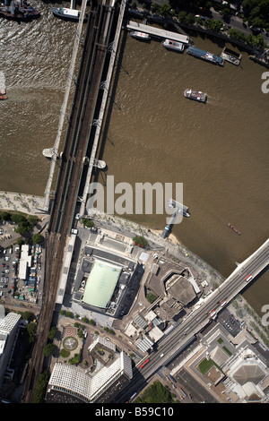 Vue aérienne nord-ouest de la Tamise Hungerford et Waterloo Bridges Royal Festival Hall Queen Elizabeth Hall apartment block Banque D'Images