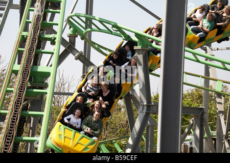 Les gens sur les montagnes russes de cliffhanger de Blackgang Chine Fantasy Park Ile de Wight Angleterre Royaume-uni Famille et enfants syndicat Banque D'Images