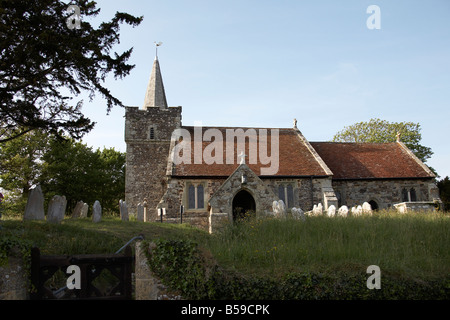 L'église paroissiale de Saint Pierre et de saint Paul un soir d'été et un cimetière dans Mottistone village Ile de Wight Angleterre UK Banque D'Images