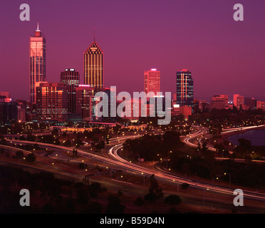 Les toits de la ville au crépuscule à Perth en Australie occidentale Australie Pacifique Banque D'Images