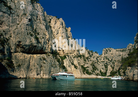 Voile écrasés par des falaises de la Calanque d'En-Vau, près de Cassis, Bouches-du-Rhône, de la Côte d'Azur, Provence, France, Méditerranée Banque D'Images