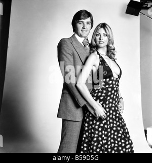 Gillian modèles Duxbury et Peter Glancy posent pour une jeunes amoureux dans le Daily Mirror Studio. Avril 1975 75-1959-001 Banque D'Images