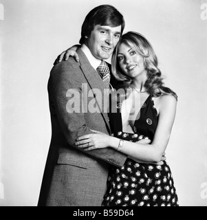 Gillian modèles Duxbury et Peter Glancy posent pour une jeunes amoureux dans le Daily Mirror Studio. Avril 1975 75-1959-005 Banque D'Images