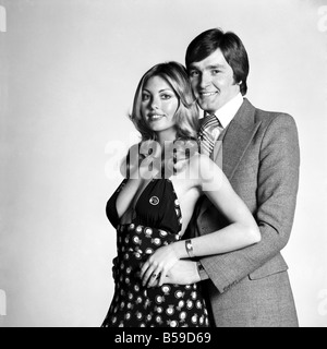 Gillian modèles Duxbury et Peter Glancy posent pour une jeunes amoureux dans le Daily Mirror Studio. Avril 1975 75-1959-006 Banque D'Images