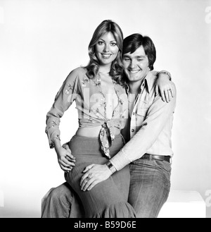 Gillian modèles Duxbury et Peter Glancy posent pour une jeunes amoureux dans le Daily Mirror Studio. Avril 1975 75-1959-007 Banque D'Images