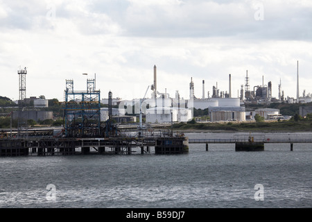 Raffinerie de pétrole de Fawley Port et terminal de gaz liquéfié et de stockage des réservoirs de dépôt près de Hythe Southampton Water England UK Banque D'Images