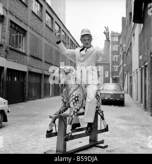 Wrestler Jackie Pallo pose avec un cheval à bascule. &# 13 ;&# 10;Février 1975 &# 13 ;&# 10;75-01087-005 Banque D'Images