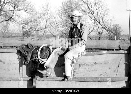 Farmer Bill Frith de Appledore, Kent, en robe de cowboy et spurs, avec son American Quarter Horse stallion Jack Bouncer montrant leur rythme d'avant d'un bouvillon' dans l'anneau spécialement construite à sa ferme. ;Février 1975 ;75-01160-005 Banque D'Images