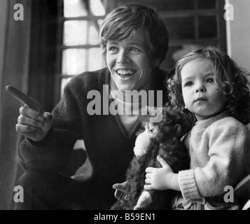 Peter Noone, Herman du groupe pop Hermans Hermits, quitte l'aéroport de Manchester pour New York. Il y a eu un retard de deux heures le départ de Herman's vol de façon qu'il a passé le temps avec son avion spotting 2 ans soeur Suzanne midi, un célèbre modèle de l'enfant, de l'un des salons d'aéroport. Mars 1966 P005756 Banque D'Images