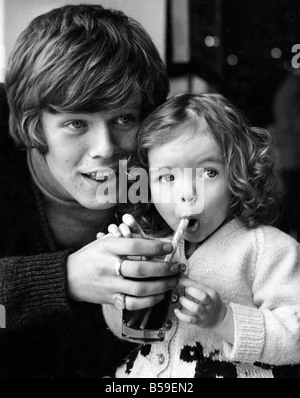 Peter Noone, Herman du groupe pop Hermans Hermits, quitte l'aéroport de Manchester pour New York. Il y a eu un retard de deux heures le départ de Herman's vol de façon qu'il a passé le temps avec son avion spotting 2 ans soeur Suzanne midi, un célèbre modèle de l'enfant, de l'un des salons d'aéroport. Mars 1966 P005757 Banque D'Images