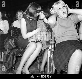 Screaming girl fans salue les Beatles sur leur apparence à l'ABC Cinéma à Wigan;Octobre 1964 ;S09149-001 Banque D'Images