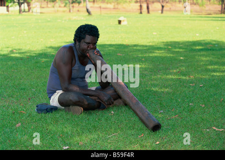 Le didgeridoo jouant des autochtones à Manyallaluk communauté autochtone au nord-est de Katherine, Territoire du Nord, Australie Banque D'Images