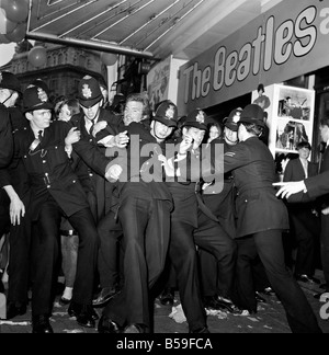 Première du film du nouveau film des Beatles "Yellow Submarine" au London Pavilion. ;Police détient fans dos.;Juillet 1968 ;Y06939-002 Banque D'Images