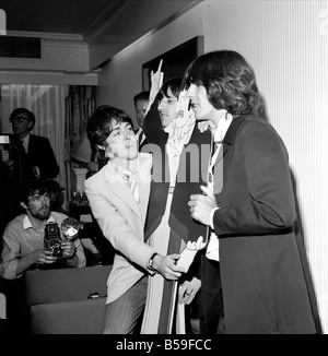 Première du film du nouveau film sous-marin jaune des Beatles au London Pavilion. ;L-R Paul McCartney, Ringo Starr et George Harrison Banque D'Images