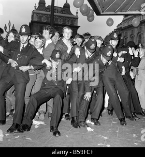 Première du film du nouveau film des Beatles "Yellow Submarine" au London Pavilion. ;Police détient fans dos.;Juillet 1968 ;Y06939-005 Banque D'Images