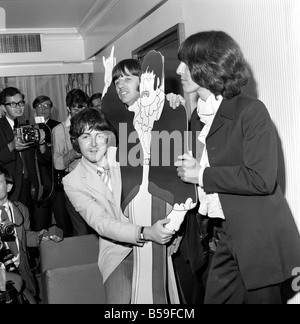 Première du film du nouveau film sous-marin jaune des Beatles au London Pavilion. ;L-R Paul McCartney, Ringo Starr et George Harrison Banque D'Images