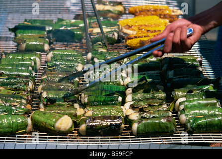 Riz gluant enveloppé dans des feuilles de bananier au barbecue à la nouvelle année lunaire vietnamienne Festival à Footscray, Victoria, Australie Banque D'Images