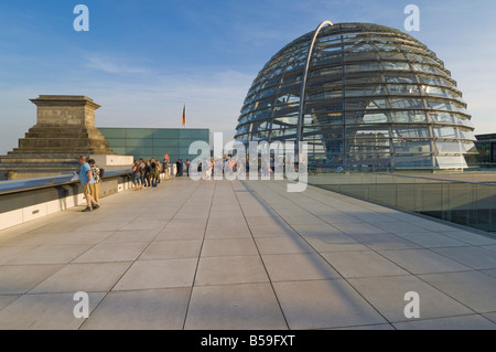 Les touristes sur la terrasse du toit de l'édifice du Parlement Reichstag célèbre avec sa fameuse coupole en verre, Berlin, Allemagne Banque D'Images