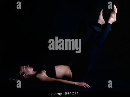 Les femmes pratiquant le Pilates avec flex toner anneau Banque D'Images