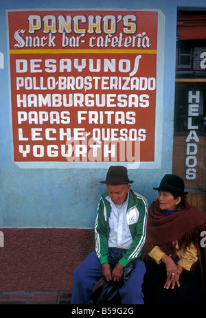 Peuple équatorien, vieil homme, vieille femme, les personnes âgées. mari et femme, couple, Pancho's restaurant, banos tungurahua, province, l'équateur, en Amérique du Sud Banque D'Images