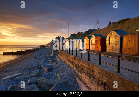 Début de la lumière du matin sur le front à Sheringham sur la côte nord du comté de Norfolk Banque D'Images