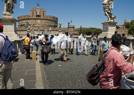 Les vendeurs de rue sur le Ponte Sant Angelo est déplacé sur par la police Banque D'Images