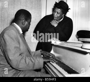 Ella Fitzgerald et Oscar Peterson, chanteuse de jazz et de piano arrivent en Angleterre pour spécialistes d'. Ils doivent comparaître à l'Albert Hall. Dès qu'ils sont arrivés à leur hôtel, ils ont commencé à pratiquer. Août 1956 P007113 Banque D'Images