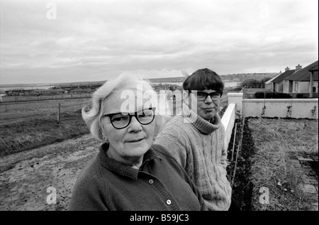 L'île d'Orkney Rousay Histoire : à l'île d'Orkney Rousay, où 29 ans Christopher Soames a couché sur une nouvelle vie pour lui-même et sa femme Mary, et de leurs enfants, de sable 8, 5 David et Elizabeth, 4. Les images montrent Christopher au travail : Mme Avril Sibley photographiée avec son fils Andrew à leur domicile de Kirkwall, Orkney Islands. Janvier 1970 71-00005-001 Banque D'Images