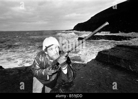 L'île d'Orkney Rousay Histoire : à l'île d'Orkney Rousay, où 29 ans Christopher Soames a couché sur une nouvelle vie pour lui-même et sa femme Mary, et de leurs enfants, de sable 8, 5 David et Elizabeth, 4. Les images montrent Christopher au travail : le tir des canards pour l'alimentation de la famille. Janvier 1970 71-00005-012 Banque D'Images