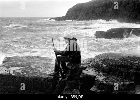 L'île d'Orkney Rousay Histoire : à l'île d'Orkney Rousay, où 29 ans Christopher Soames a couché sur une nouvelle vie pour lui-même et sa femme Mary, et de leurs enfants, de sable 8, 5 David et Elizabeth, 4. Les images montrent Christopher au travail. Janvier 1970 71-00005 Banque D'Images