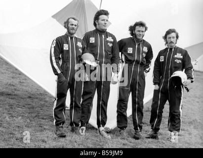 L'équipe de Kite britannique. Avec le monde Hang Gliding Championships en Australie la semaine prochaine, l'équipe britannique parrainé par A.A. avaient de dernière minute, rendez-vous ensemble cet après-midi (vendredi) au Marlborough Downs, Wiltshire. L/R : Dave Raymond, d'Andover : Richard Bickel de Woodley, Ken Messenger à partir de Marlborough et Terry Nicholis de Swindon, quatre membres de l'A.A. parrainé British Hang Gliding Team à Malborough Downs, Wiltshire, cet après-midi (vendredi). Mars 1975 75-01306-002 Banque D'Images