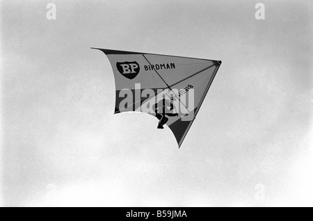 L'équipe de Kite britannique. Avec le monde Hang Gliding Championships en Australie la semaine prochaine, l'équipe britannique parrainé par A.A. avaient de dernière minute, rendez-vous ensemble cet après-midi (vendredi) au Marlborough Downs, Wiltshire. Mars 1975 75-01306-003 Banque D'Images