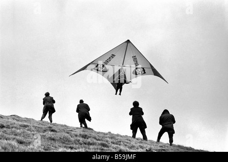 L'équipe de Kite britannique. Avec le monde Hang Gliding Championships en Australie la semaine prochaine, l'équipe britannique parrainé par A.A. avaient de dernière minute, rendez-vous ensemble cet après-midi (vendredi) au Marlborough Downs, Wiltshire. Mars 1975 75-01306-005 Banque D'Images