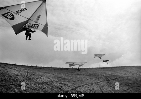 L'équipe de Kite britannique. Avec le monde Hang Gliding Championships en Australie la semaine prochaine, l'équipe britannique parrainé par A.A. avaient de dernière minute, rendez-vous ensemble cet après-midi (vendredi) au Marlborough Downs, Wiltshire. Mars 1975 75-01306 Banque D'Images