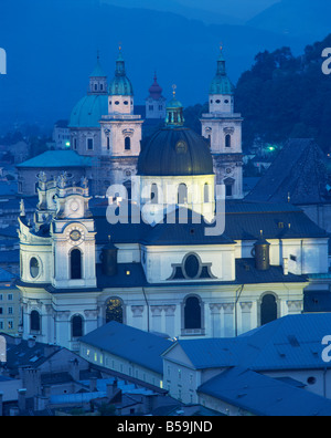 Les dômes et les flèches des églises dans la soirée dans la ville de Salzbourg Autriche Europe Banque D'Images