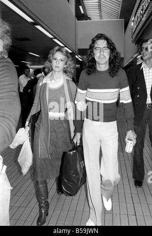 Alice Cooper et sa petite amie, Sheryl Goddand, une danseuse dans son spectacle, est arrivé aujourd'hui à l'aéroport de Heathrow à partir de Bruxelles. Comme d'habitude, Alice était en possession d'une boîte de boisson gazeuse. Inclus dans ses bagages ont été un autre quatre douzaines de canettes. Les canettes de boisson sont transportées à Alice Coopers voiture. Septembre 1975 75-04930-002 Banque D'Images