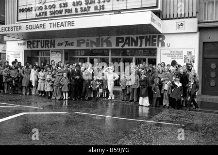 Les roses et les Panthers. Pour célébrer le "retour" de la célèbre détective inspecteur français maladroits, ClouseauÖin l 'Pink Panther' une projection du film à Londres de Leicester Square, de nombreux amateurs de cinéma dont les noms de famille sont roses ou Panther ont été invités à voir le nouveau film. Un ëPink Pantherí girl in a salué la tenue de rose et les Panthers à Londres. L'inspecteur Clouseau est joué par Peter Sellers Banque D'Images