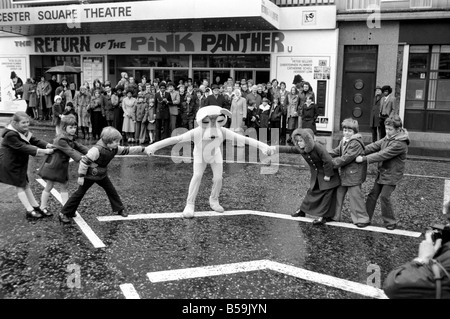 Les roses et les Panthers. Pour célébrer le "retour" de la célèbre détective inspecteur français maladroits, ClouseauÖin l 'Pink Panther' une projection du film à Londres de Leicester Square, de nombreux amateurs de cinéma dont les noms de famille sont roses ou Panther ont été invités à voir le nouveau film. Un ëPink Pantherí girl in a salué la tenue de rose et les Panthers à Londres. L'inspecteur Clouseau est joué par Peter Sellers. Les roses et les Panthers avec la Panthère Rose, de Leicester Square à Londres après qu'ils ont vu le film ìThe Retour du Pantherî Rose.. Banque D'Images