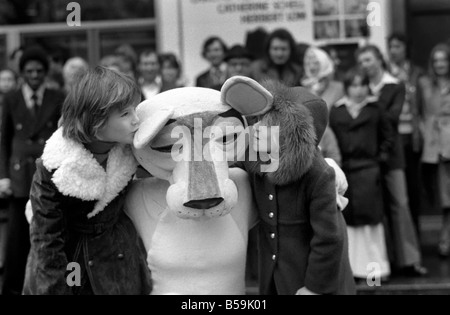 Les roses et les Panthers. Pour célébrer le "retour" de la célèbre détective inspecteur français maladroits, ClouseauÖin l 'Pink Panther' une projection du film à Londres de Leicester Square, de nombreux amateurs de cinéma dont les noms de famille sont roses ou Panther ont été invités à voir le nouveau film. Un ëPink Pantherí girl in a salué la tenue de rose et les Panthers à Londres. L'inspecteur Clouseau est joué par Peter Sellers. Jason et Rose (les deux panthères Dawn 8 ans) ëPink Pantherí avec l'après qu'ils ont vu le film avec leurs parents d'aujourd'hui. Ces deux jeunes ont applaudi le film. Janvier 1976 76-00056-007 Banque D'Images