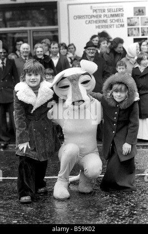 Les roses et les Panthers. Pour célébrer le "retour" de la célèbre détective inspecteur français maladroits, ClouseauÖin l 'Pink Panther' une projection du film à Londres de Leicester Square, de nombreux amateurs de cinéma dont les noms de famille sont roses ou Panther ont été invités à voir le nouveau film. Un ëPink Pantherí girl in a salué la tenue de rose et les Panthers à Londres. L'inspecteur Clouseau est joué par Peter Sellers. Jason et Rose (les deux panthères Dawn 8 ans) ëPink Pantherí avec l'après qu'ils ont vu le film avec leurs parents d'aujourd'hui. Ces deux jeunes ont applaudi le film. Janvier 1976 76-00056 Banque D'Images