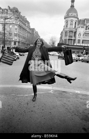 22 ans Linda Dugmore à partir de North Harrow, une danseuse au Crazy Horse le célèbre club de nuit à Paris. ;Linda sortir shopping Banque D'Images