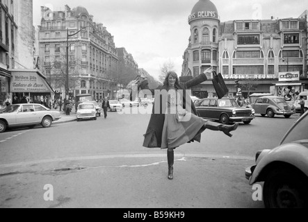 22 ans Linda Dugmore à partir de North Harrow, une danseuse au Crazy Horse le célèbre club de nuit à Paris. ;Linda sortir shopping Banque D'Images