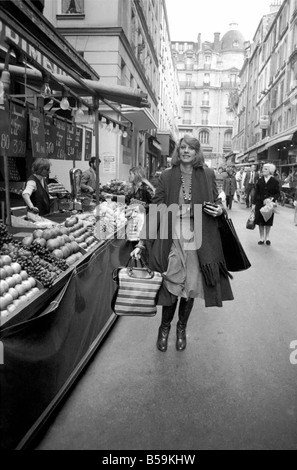 22 ans Linda Dugmore à partir de North Harrow, une danseuse au Crazy Horse le célèbre club de nuit à Paris. ;Linda sortir shopping Banque D'Images